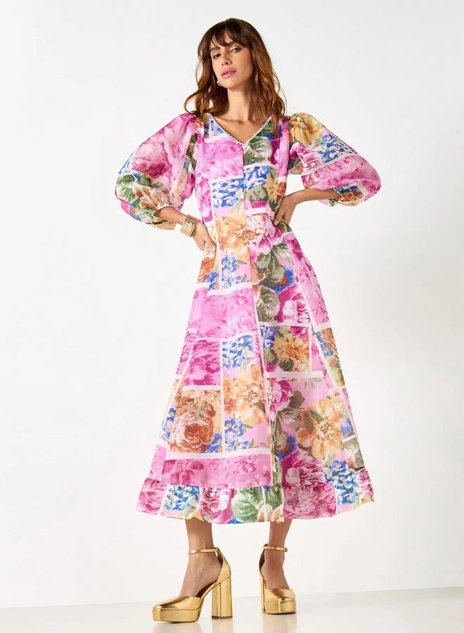 ايكونيك فستان ميدي أيقوني بطبعة زهور شاملة بياقة على شكل حرف  وأكمام ثلاثة أرباع