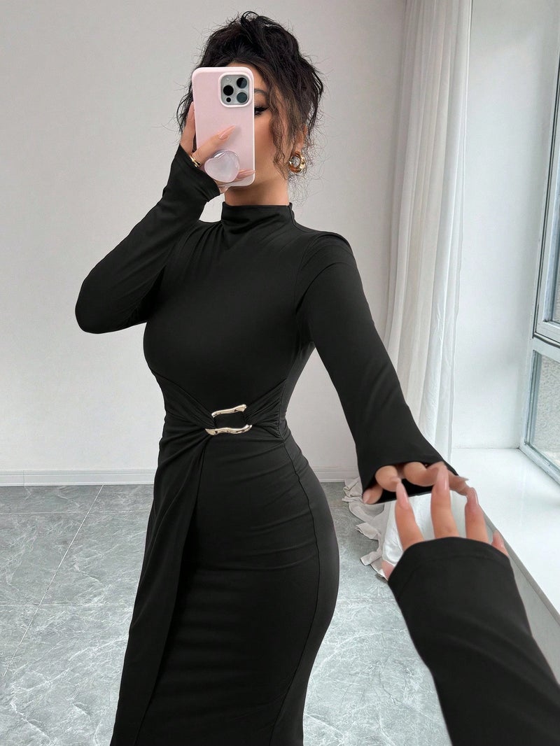 فستان محبوك بياقة قائمة وأزرار معدنية، بقصة ضيقة - Image 2