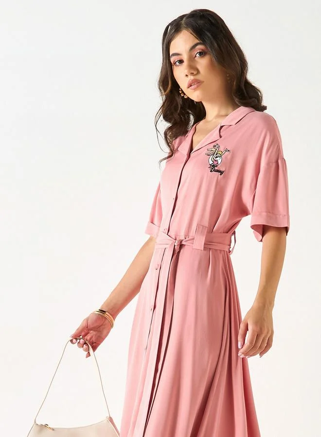 اس بي كاركترز فستان قميص مطرز بتطريز لولا باني وياقة مطويّة وحزام ربط