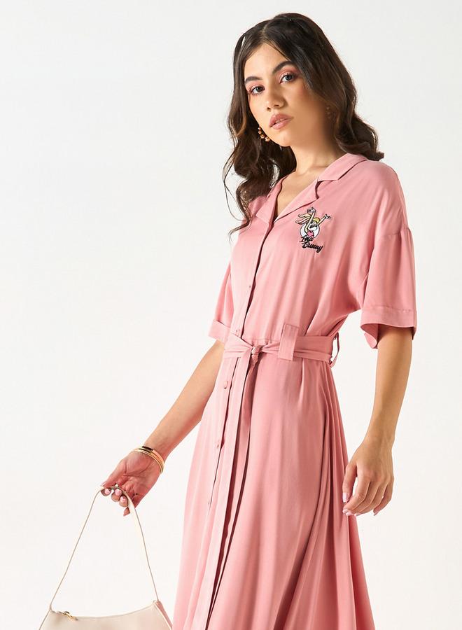 اس بي كاركترز فستان قميص مطرز بتطريز لولا باني وياقة مطويّة وحزام ربط - Image 2