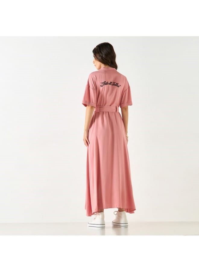 اس بي كاركترز فستان قميص مطرز بتطريز لولا باني وياقة مطويّة وحزام ربط - Image 4