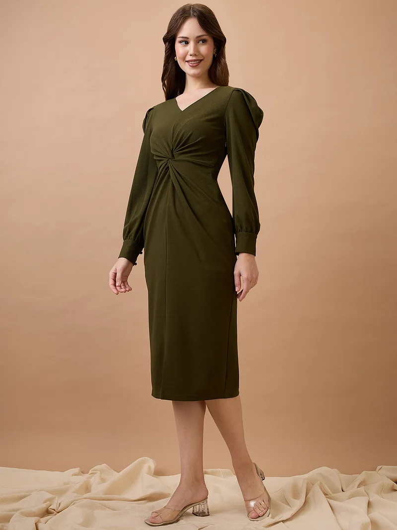 جلو باص فستان سهرة نسائي ضيق بياقة على شكل حرف  وأكمام مكبلة وتفاصيل ملتفة