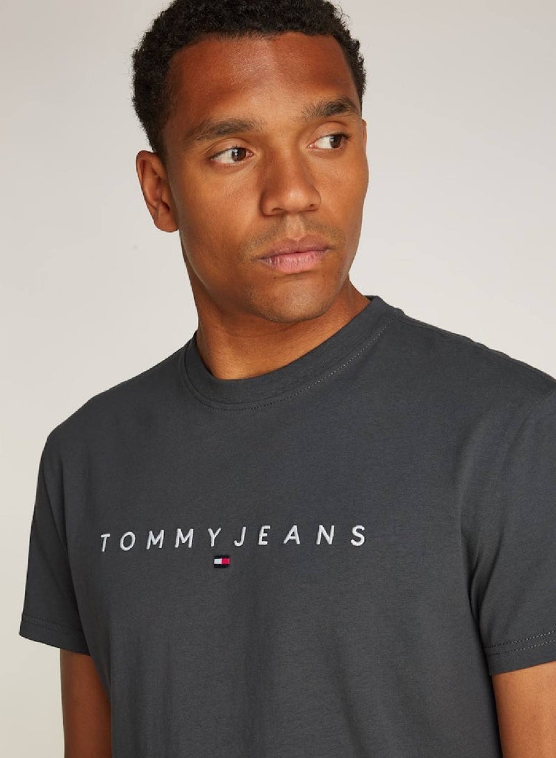 تومي جينز تيشيرت مطرز بالشعار - Image 4