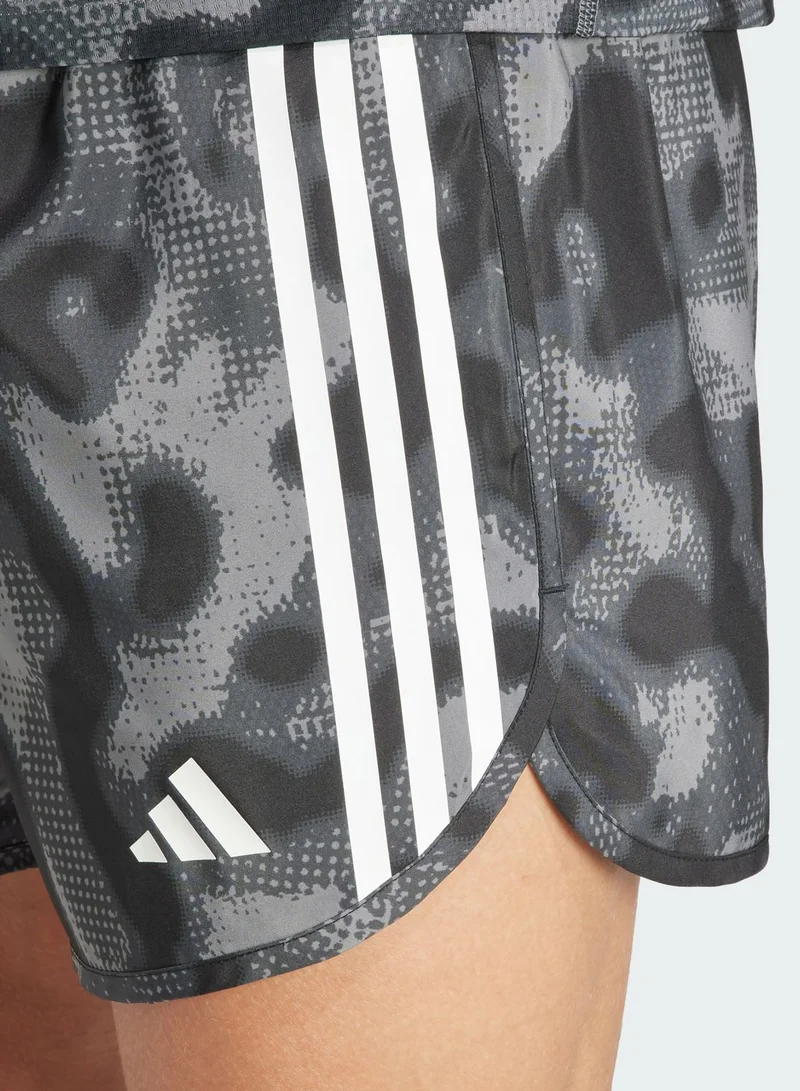 adidas شورت أون ذا ران مزين بثلاثة خطوط وطبعة على كامل التصميم