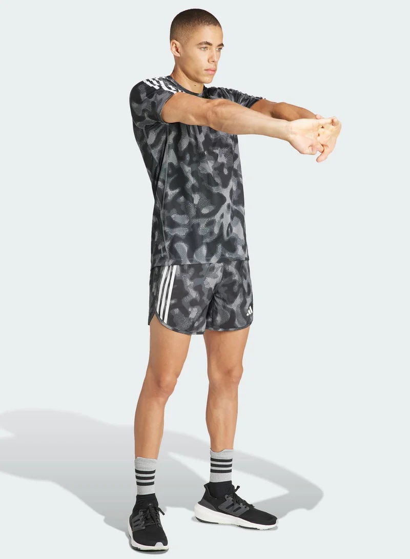 adidas شورت أون ذا ران مزين بثلاثة خطوط وطبعة على كامل التصميم