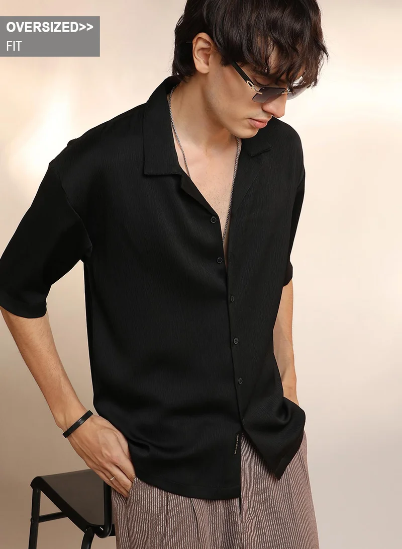 Campus Sutra Campus Sutra Men's Onyx Black Solid Crinkle Oversized Shirt For Casual Wear | Cuban Collar | Short Sleeve | Button Closure | Oversized Shirt Crafted With Comfort Fit For Everyday Wear