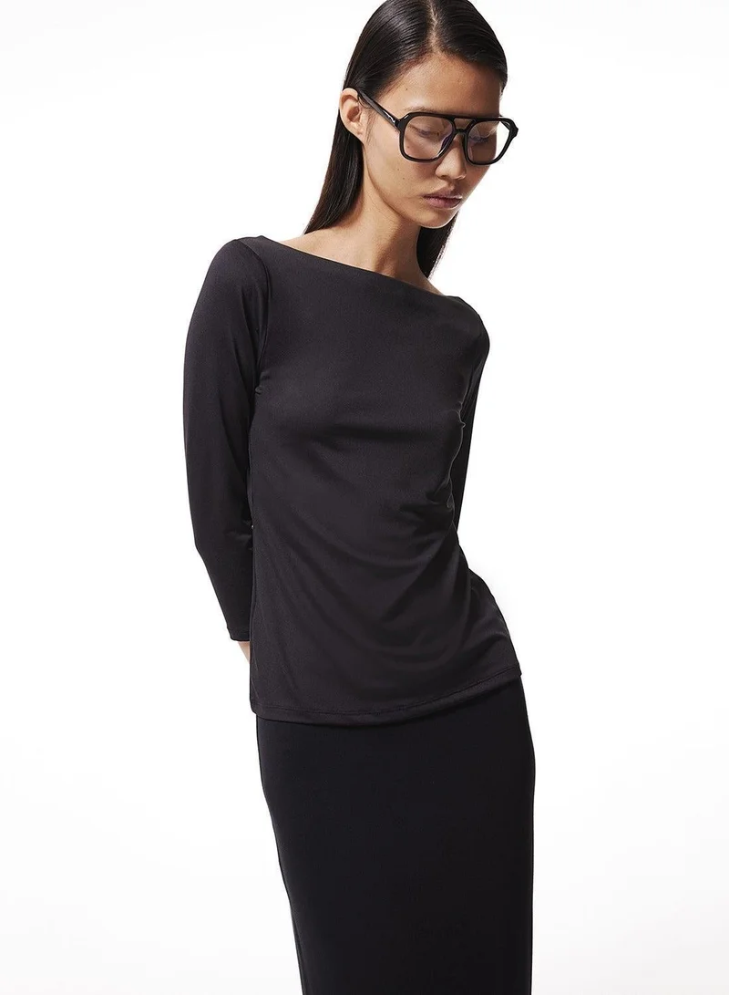 اتش اند ام بلوزة بياقة قارب