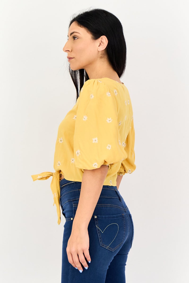 VERO MODA بلوزة قصيرة مزخرفة بأكمام قصيرة على شكل حرف V للنساء، ذهبية - Image 4