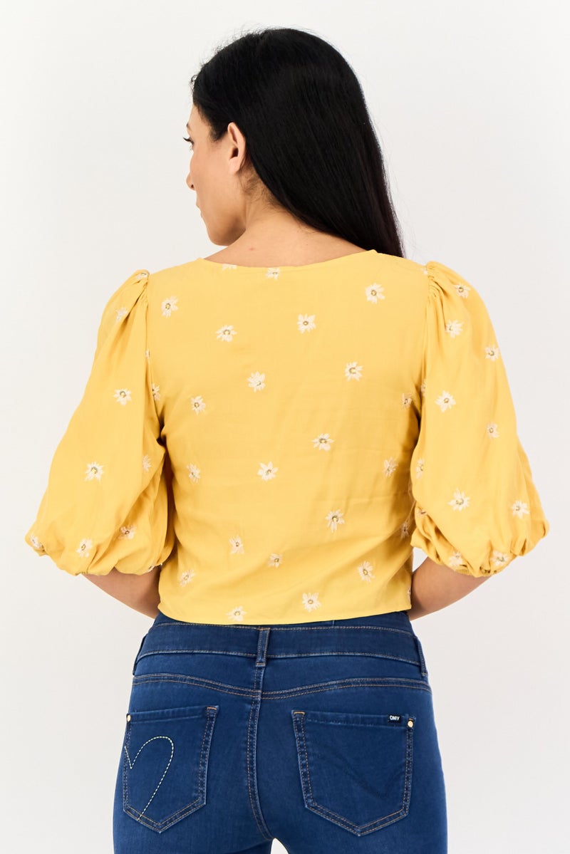 VERO MODA بلوزة قصيرة مزخرفة بأكمام قصيرة على شكل حرف V للنساء، ذهبية - Image 2