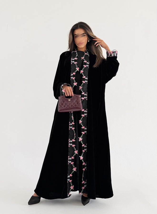 آية MWT735 عباية مخمل اسود مع  تدخيلة كلفه ورود - Image 2