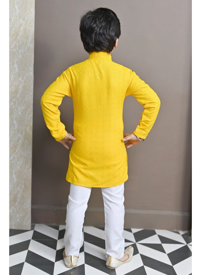 بي تي ديزايز طقم كورتا بيجاما أصفر للأولاد - Image 2