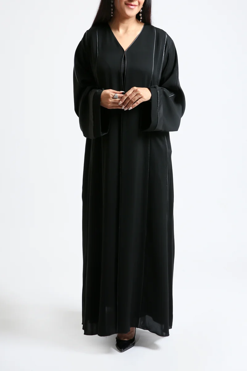 نيكياس عباية نيكاس نيدا بتفاصيل تطريز حريري على الأكمام الأمامية والخلفية