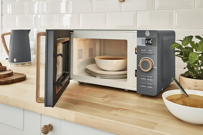 Swan ميكروويف Swan 20L Nordic Digital LED، 6 مستويات للطاقة، مقبض ذو تأثير خشبي، غطاء ناعم الملمس ولمسة نهائية غير لامعة، 800 وات، رمادي داكن، SM22036LGRYN - Image 4