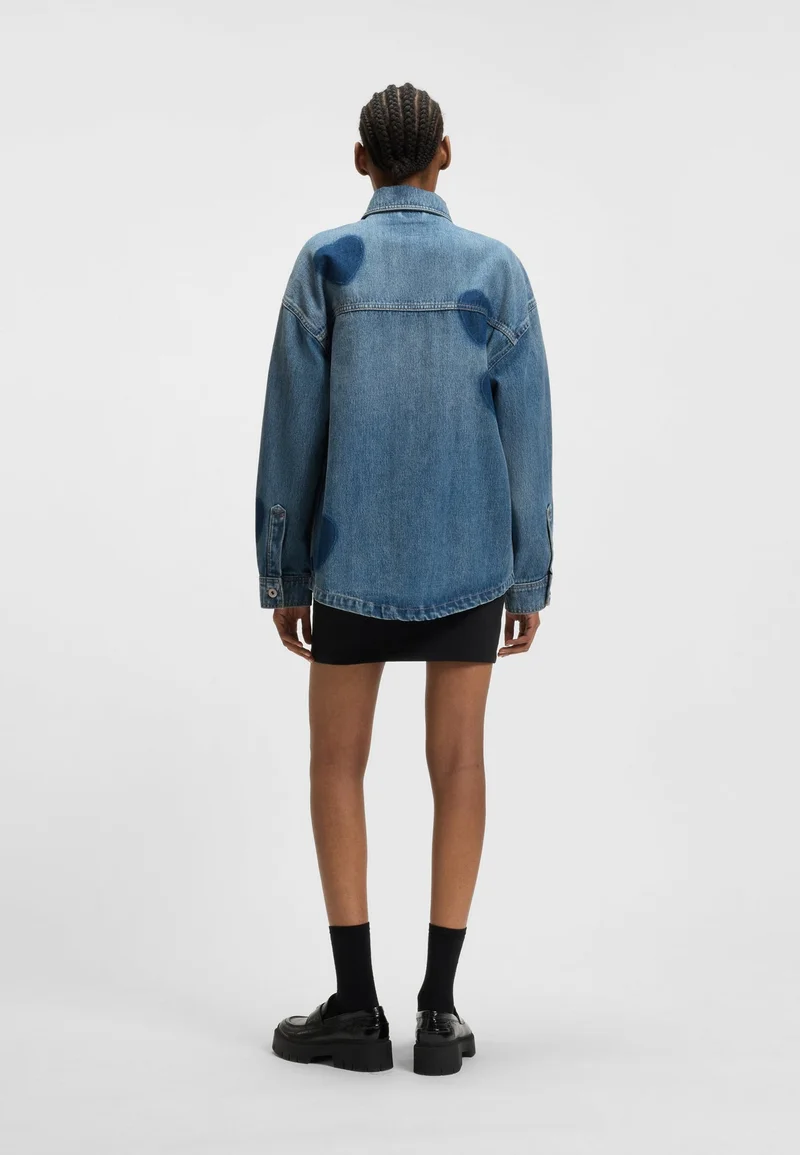 هوجو قميص دنيم صلب بقلوب مطبوعة