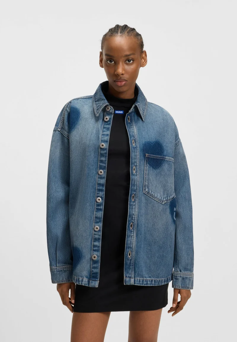 هوجو قميص دنيم صلب بقلوب مطبوعة