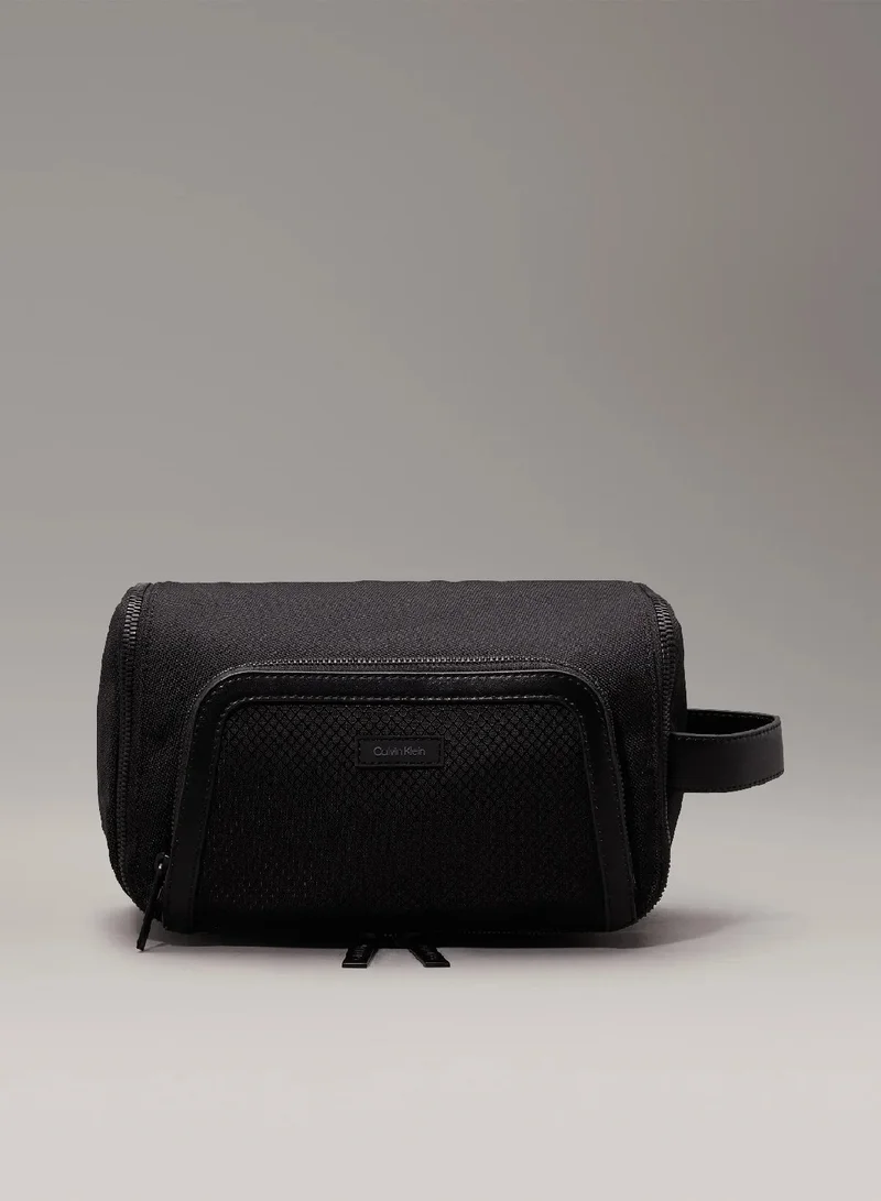 كالفن كلاين شنطة صغيرة مع خطاف تعليق