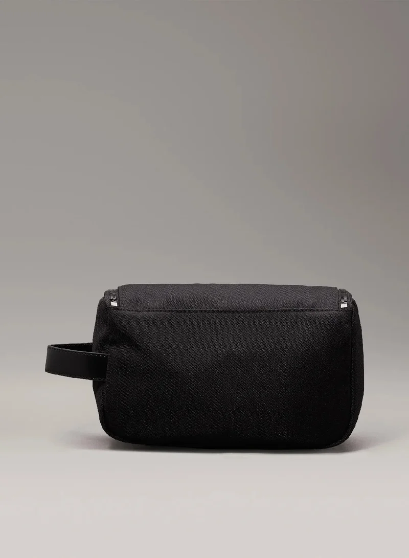 كالفن كلاين شنطة صغيرة مع خطاف تعليق