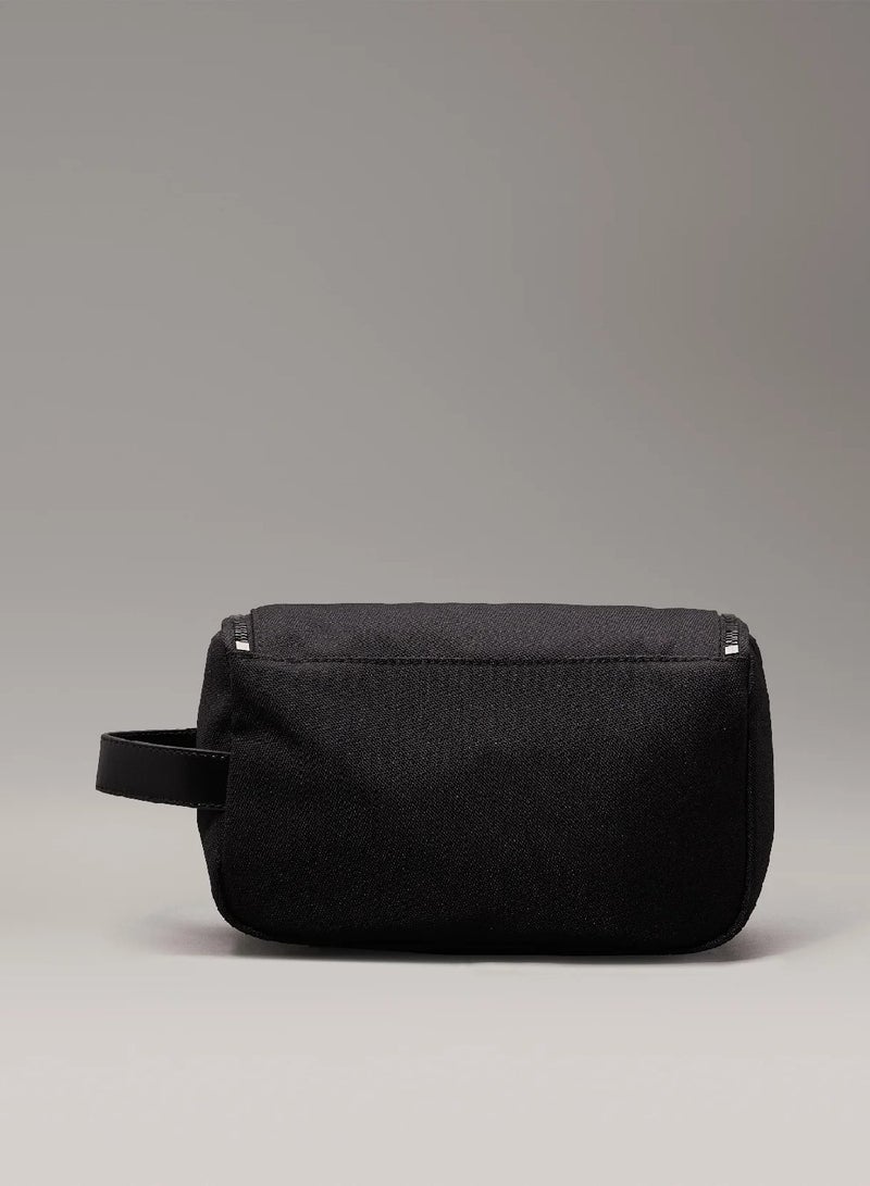 كالفن كلاين شنطة صغيرة مع خطاف تعليق - Image 2