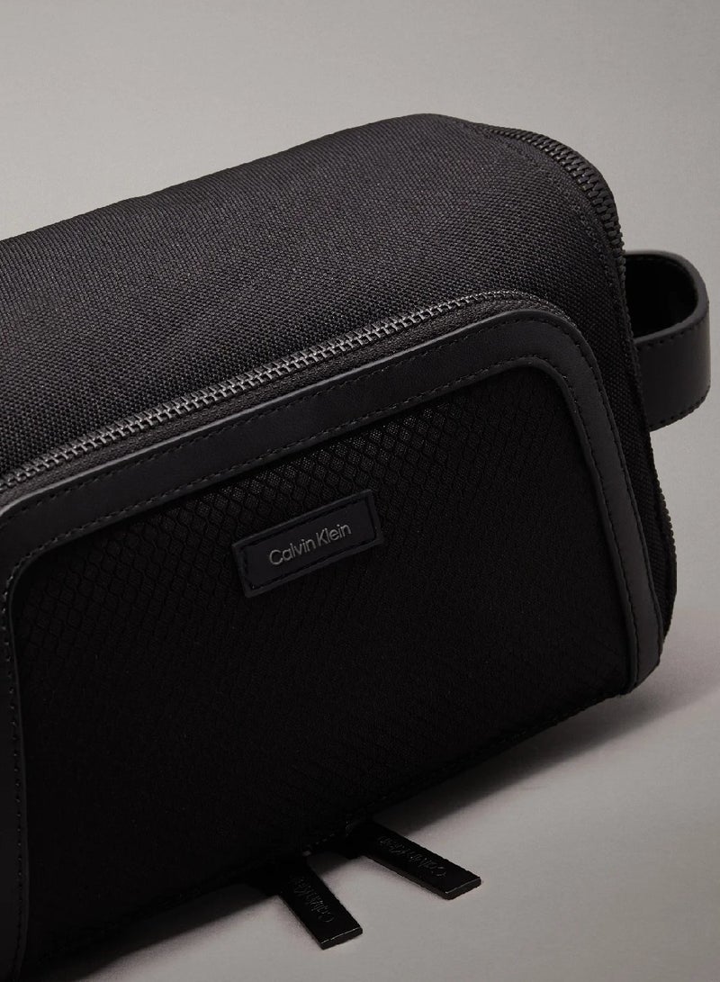 كالفن كلاين شنطة صغيرة مع خطاف تعليق - Image 3