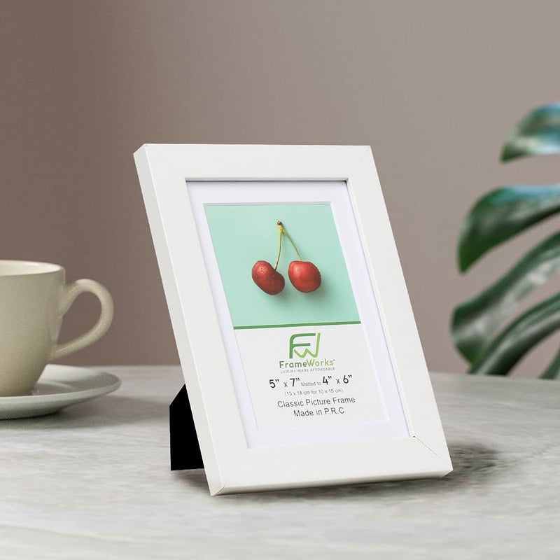 Frameworks 5x7 حصيرة إلى 4x6 إطارات الصور الخشبية الكلاسيكية مع الزجاج المقسى | أبيض | 6 عبوات - Image 5