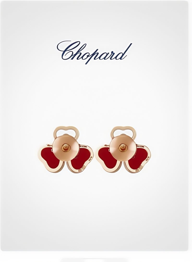 شوبارد أقراط دائرية من الذهب الوردي، أحجار كريمة حمراء، ألماس، أقراط على شكل فراشة، وهدية على شكل ثلاثي الورقات - Image 2