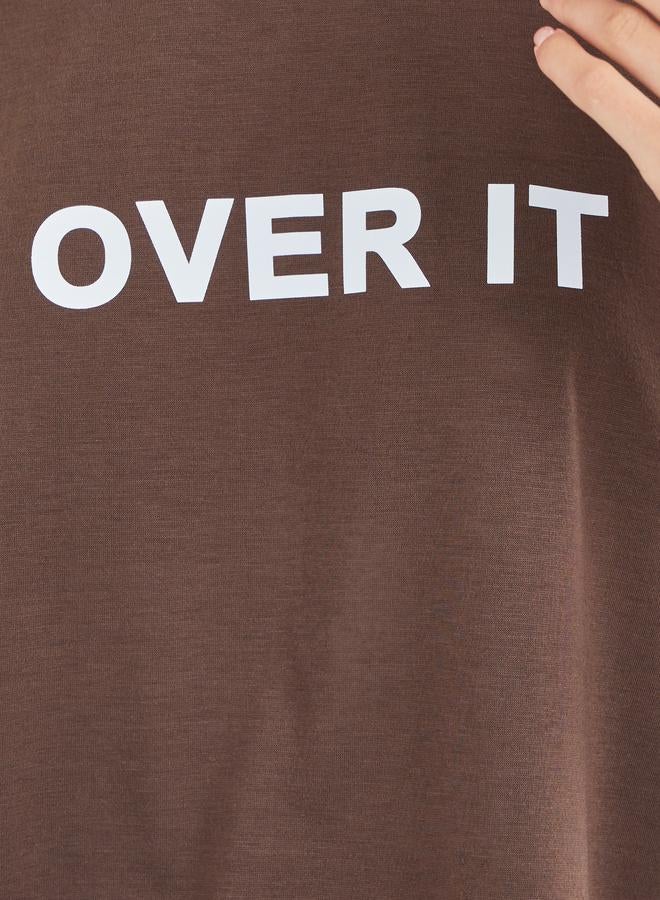 ستايلي تيشيرت نسائي واسع بطبعة شعار باللون البني - Image 4