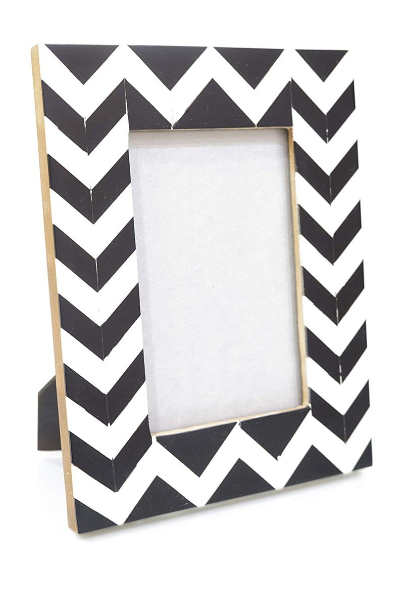 House of Sajja Handcrafted Table Photo Frame In Wood With Black And White Geometrical Pattern For 4 By 6 Inch Photo Size - Image 3