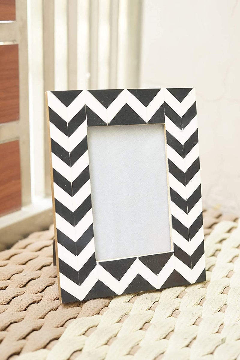 House of Sajja Handcrafted Table Photo Frame In Wood With Black And White Geometrical Pattern For 4 By 6 Inch Photo Size - Image 5