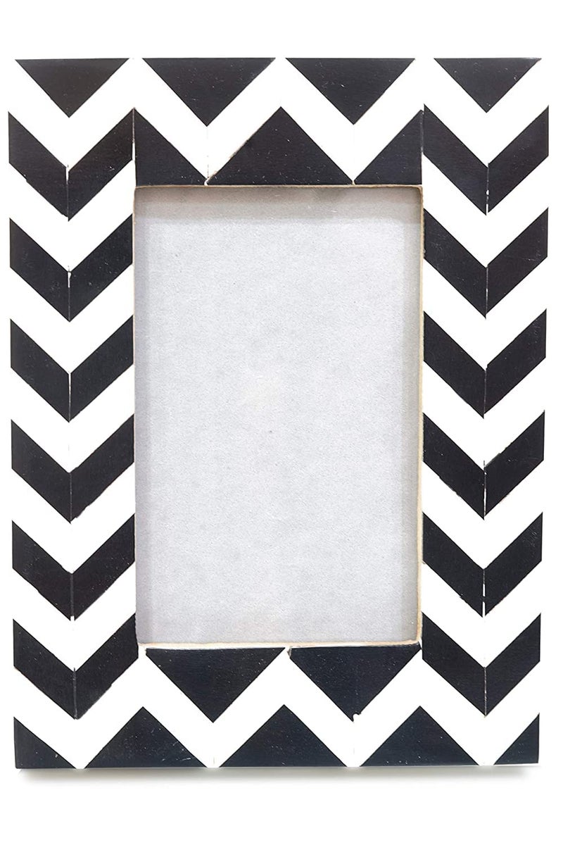 House of Sajja Handcrafted Table Photo Frame In Wood With Black And White Geometrical Pattern For 4 By 6 Inch Photo Size - Image 2