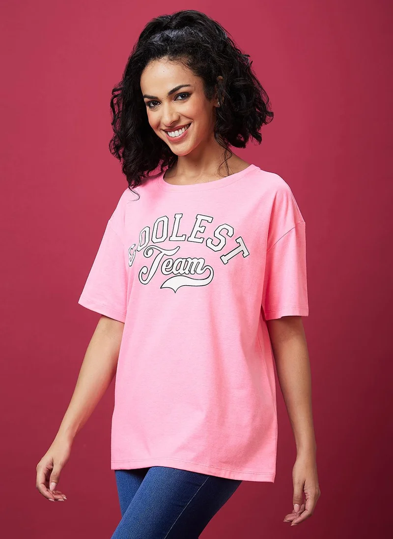 جلو باص تيشيرت قطن نقي بقصة واسعة وطباعة حروف نسائية