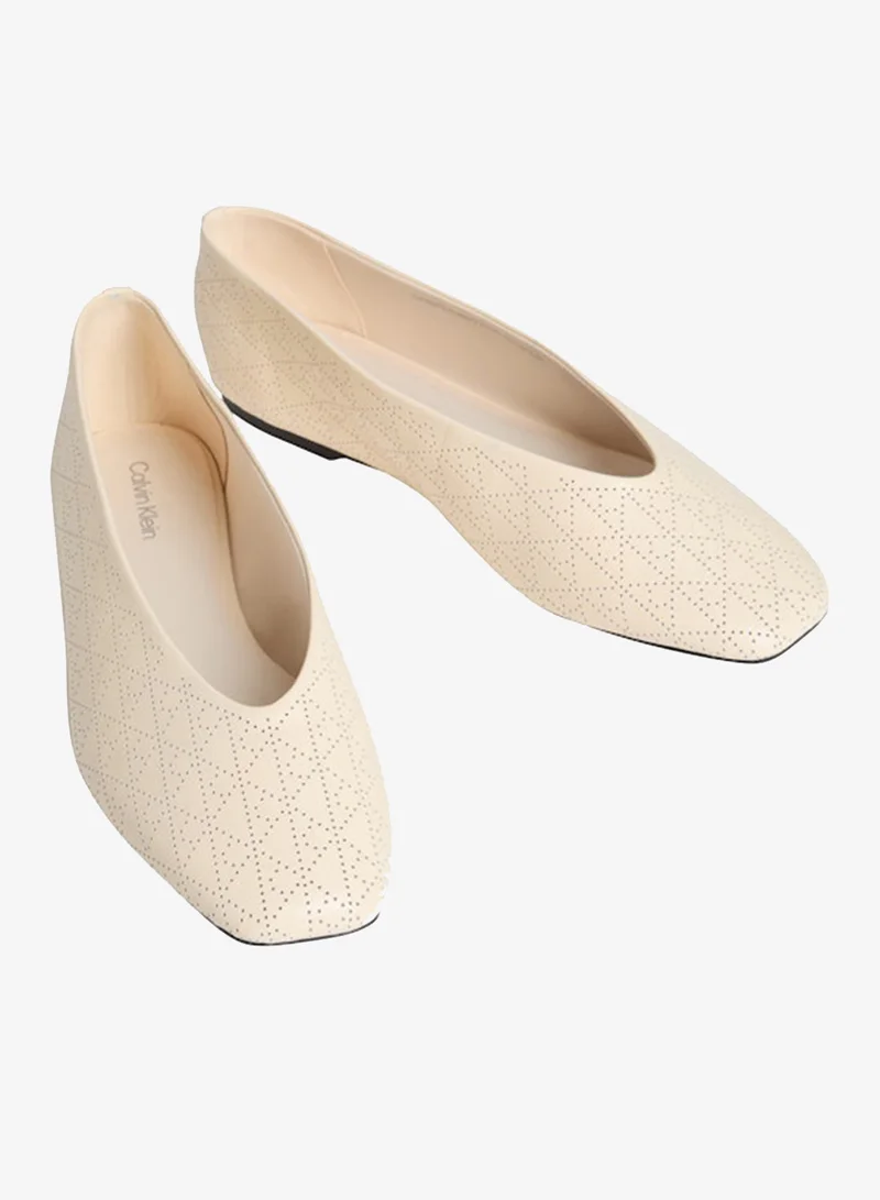 كالفن كلاين ليليانا - باليرينا بشعار جلدي