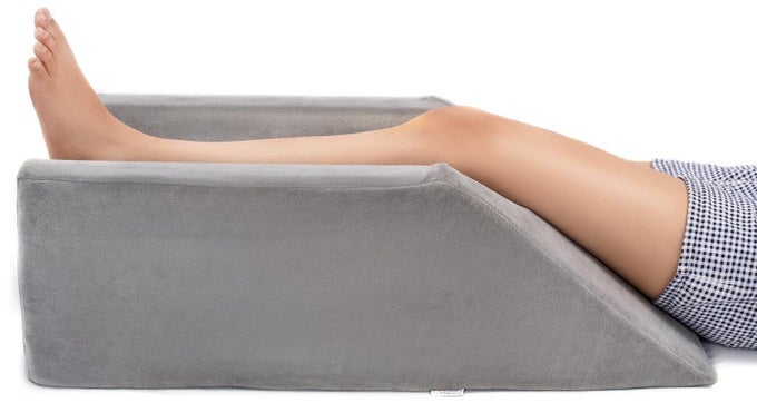 SINGLE LEG ELEVATION SUPPORT PILLOW FOR SURGERY INJURY OR REST AIDS IN REDUCING EDEMA GREY