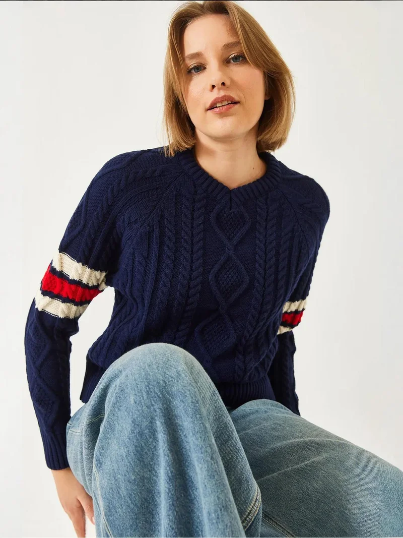 بيانكو لوتشي كنزة محبوكة ضيقة بياقة على شكل حرف  بنقش لوتشي