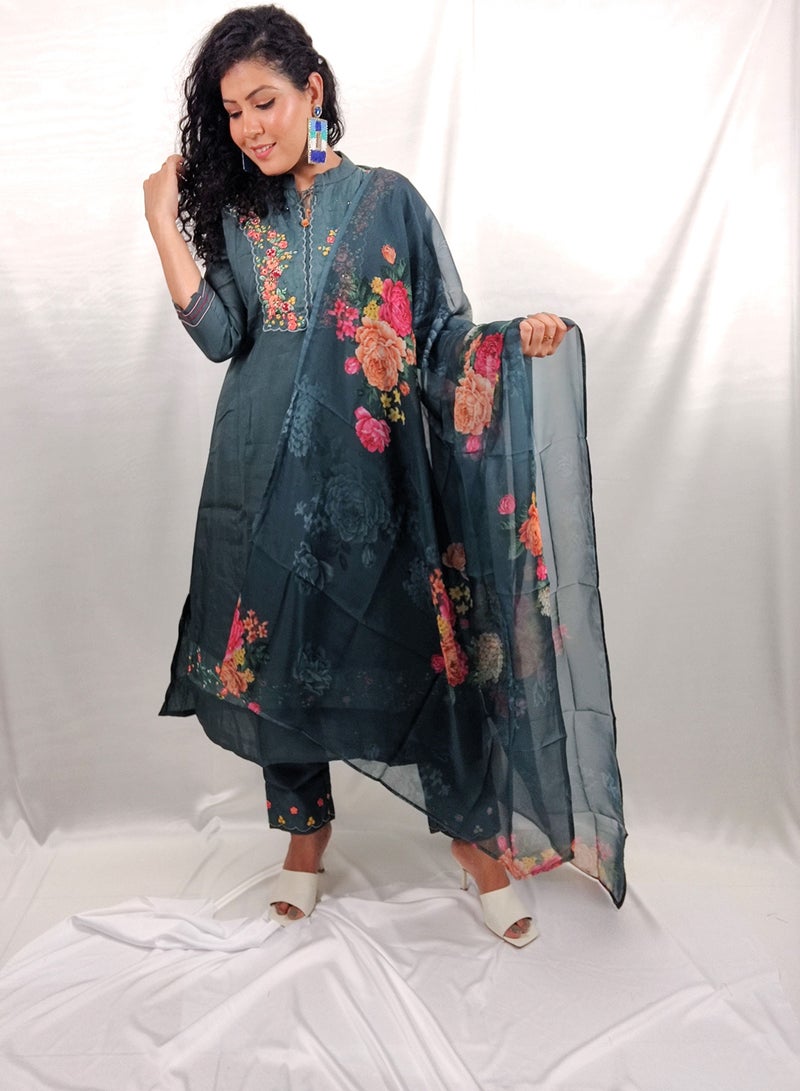 باناش برييا طقم كورتي بنطلون دوبتة موسلين أزرق من بريا باناش – أزياء تقليدية للنساء بتصميم عصري | بدلة تقليدية وحفلات - Image 1