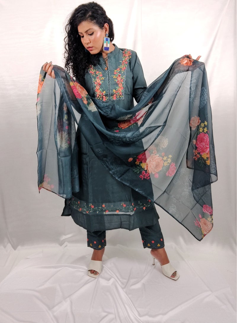 باناش برييا طقم كورتي بنطلون دوبتة موسلين أزرق من بريا باناش – أزياء تقليدية للنساء بتصميم عصري | بدلة تقليدية وحفلات - Image 2