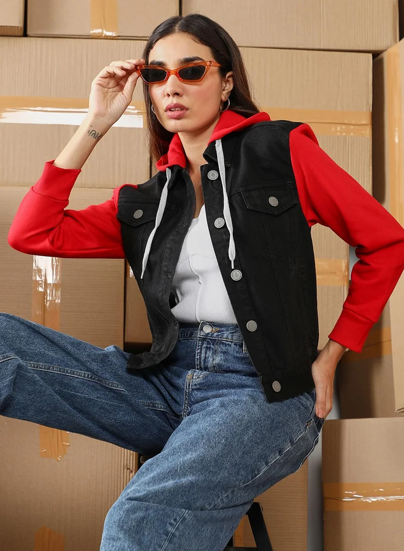 كامبوس سوترا جاكيت جينز نسائي أسود داكن مع أحمر كاندي بغسلة داكنة، بياقة بغطاء رأس وأكمام طويلة بأساور، إغلاق بأزرار، بقصة مريحة للارتداء اليومي