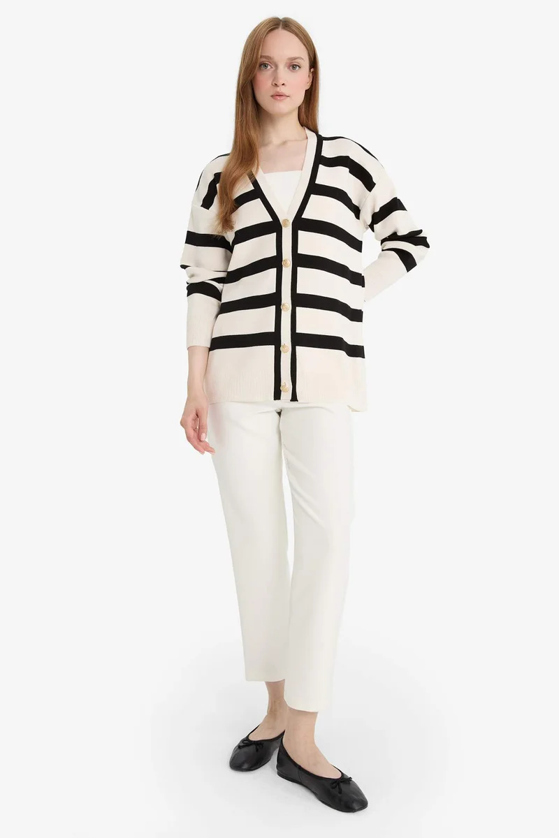ديفاكتو Regular Fit V-Neck Cardigan