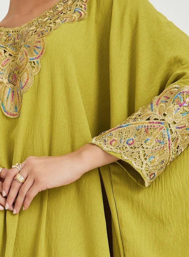 Amirah Amirah Embroidery Loose Fit Batwing Sleeve Kaftan