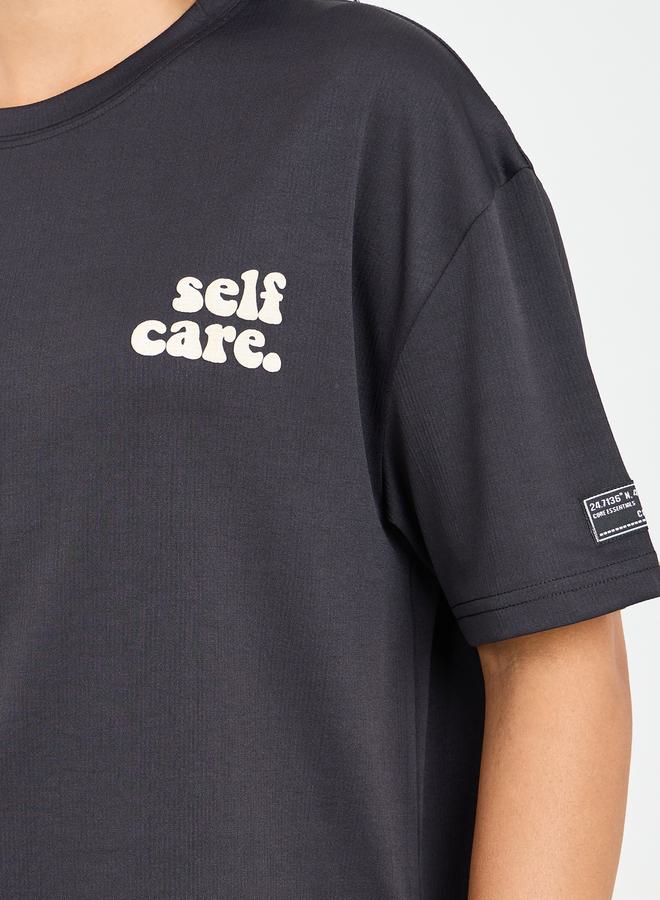 ستايلي تيشيرت بقصة واسعة وطبعات شعارات وأكمام منسدلة - Image 3