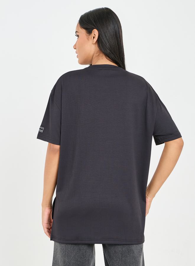 ستايلي تيشيرت بقصة واسعة وطبعات شعارات وأكمام منسدلة - Image 4