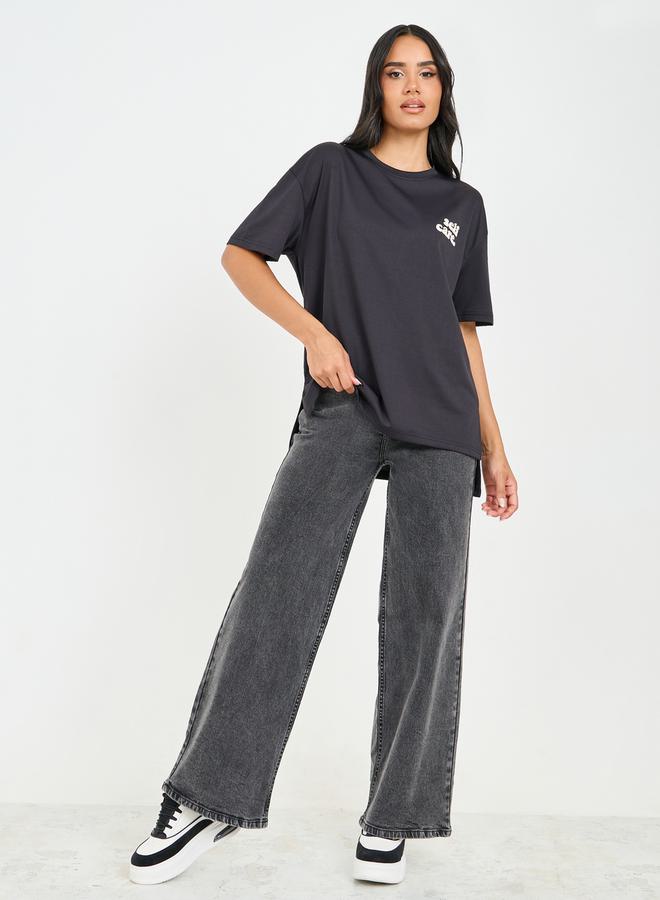 ستايلي تيشيرت بقصة واسعة وطبعات شعارات وأكمام منسدلة - Image 2