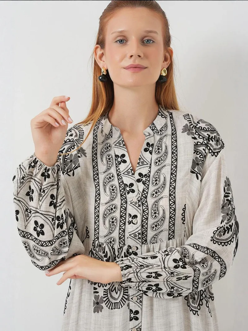 بيغ دارت فستان ماكسي بطبعة من بي دارت بياقة على شكل حرف  وإغلاق بأزرار