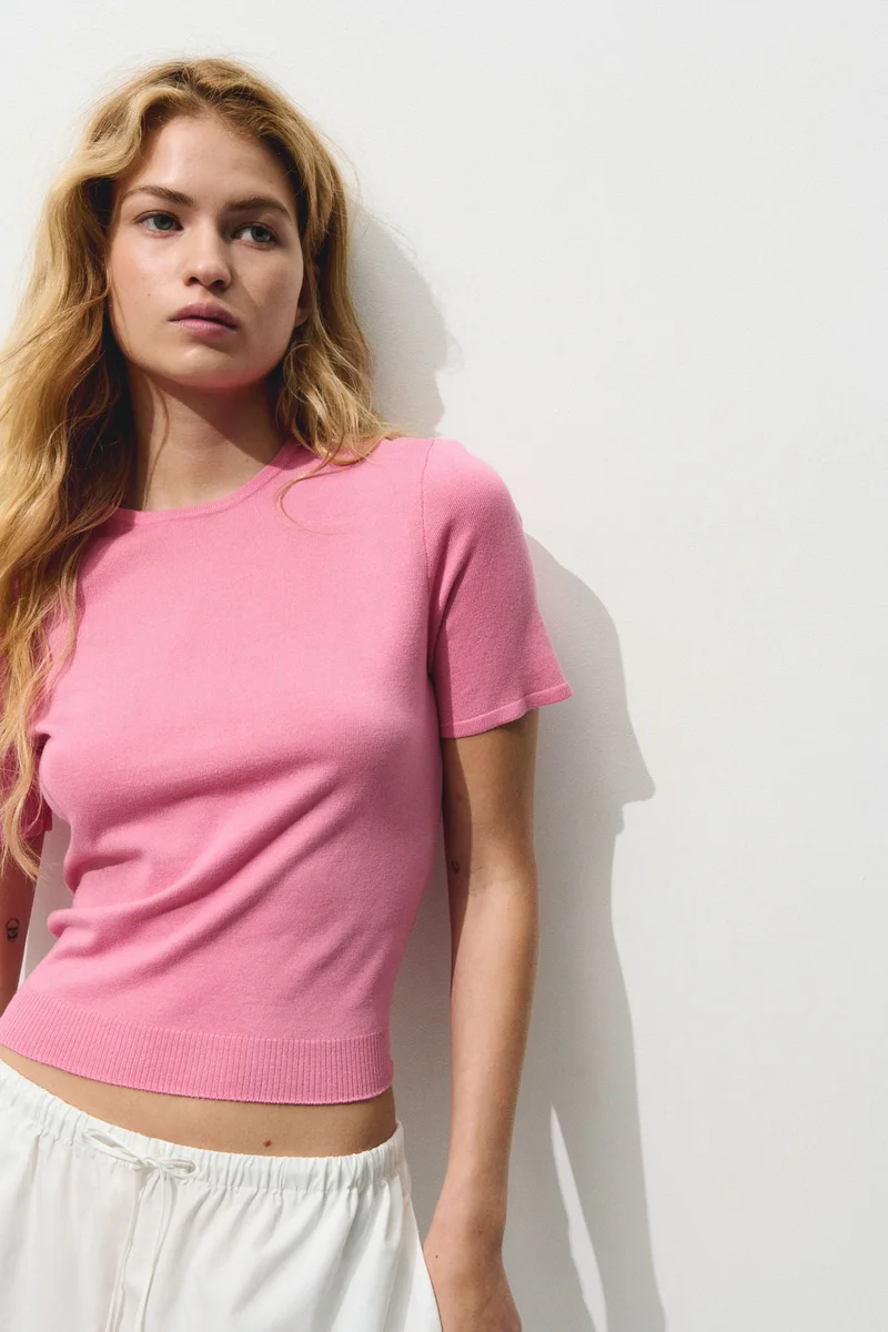 اتش اند ام تي-شيرت محبوك بتصميم ناعم