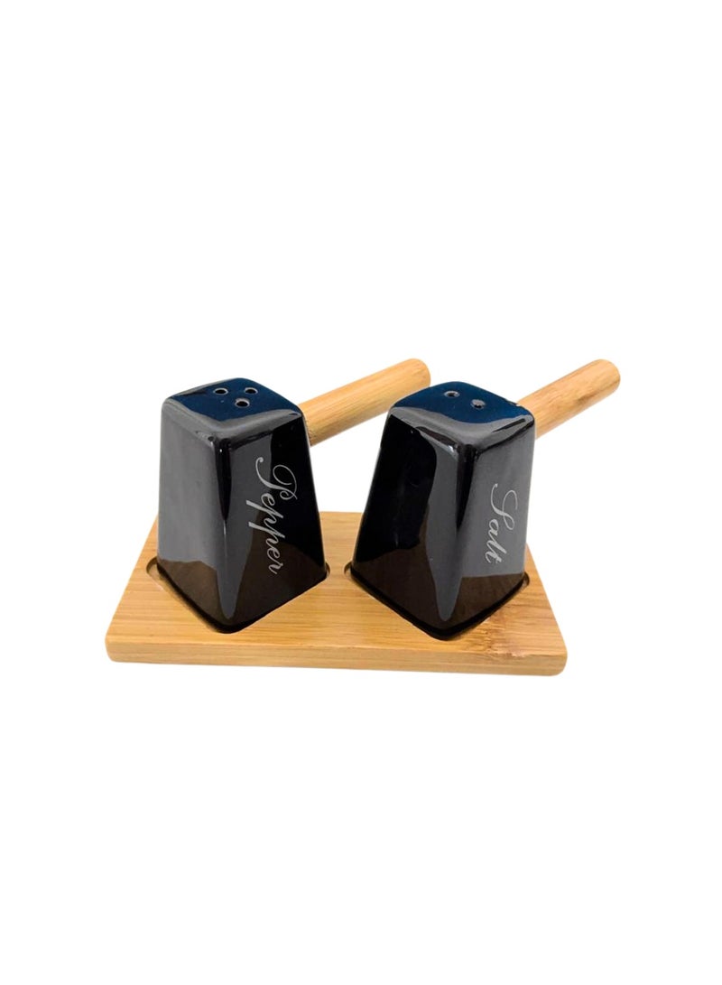 طقم ملح وفلفل من البورسلين مع قاعدة من الخيزران - Image 1