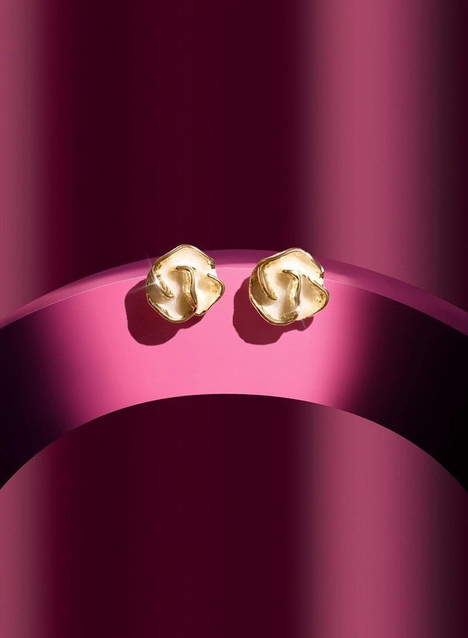Zaveri Pearls أقراط زافيري بيرلز الذهبية المطلية بالمينا بتصميم عصري على شكل زهرة، مرصعة بأحجار كريمة، للنساء - ZPFK21972 - Image 3