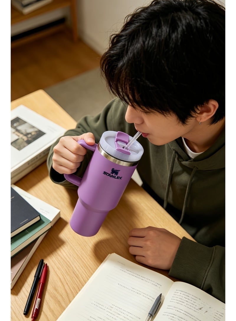 كوب Stanley Quencher H2.0 للسفر بسعة 40 أونصة (1.18 لتر) - لون بنفسجي - مثالي للحفاظ على رطوبة الجسم طوال اليوم، وللاستخدام في النادي الرياضي وأثناء التنقل. - Image 4