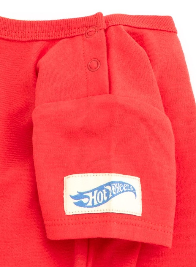 Hot Wheels طقم ملابس قصير للأطفال الرضع من هوت ويلز للأولاد، بياقة مربعة من تيري الفرنسي، مع تي شيرت وشورت، شعار أحمر/بيج 18 شهر - Image 4