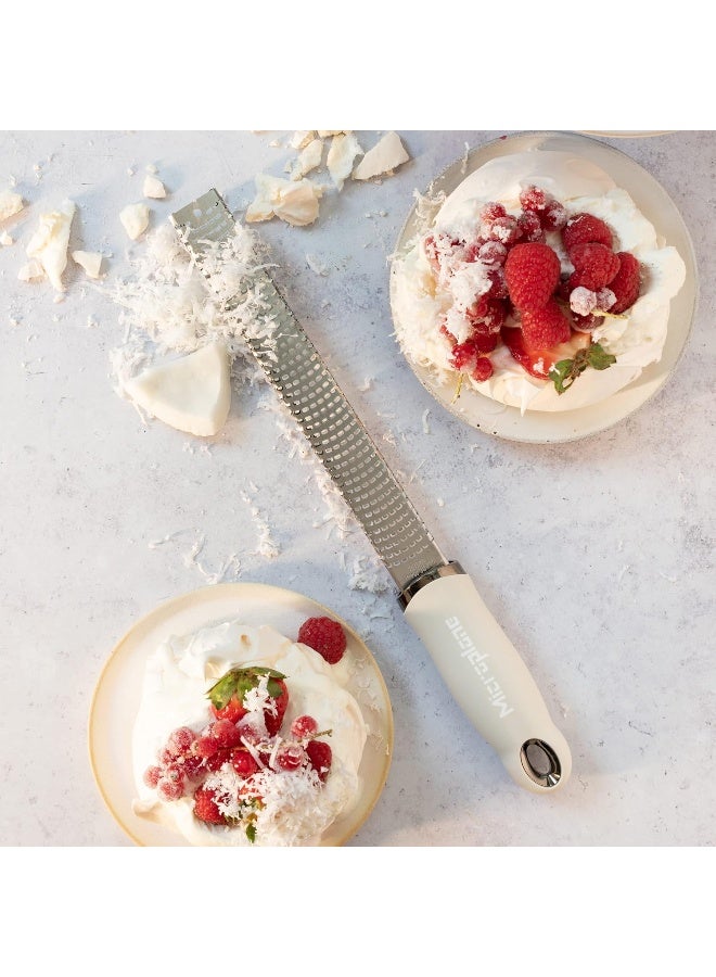 Microplane مبشرة زستر بلون كشمير بيج للفواكه الحمضية، الجبن الصلب، الزنجبيل، الشوكولاتة، جوزة الطيب مع شفرة من الفولاذ المقاوم للصدأ مصنوعة في الولايات المتحدة - Image 1