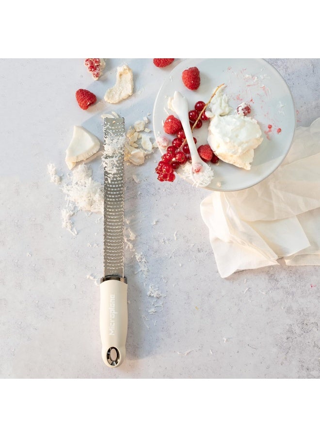 Microplane مبشرة زستر بلون كشمير بيج للفواكه الحمضية، الجبن الصلب، الزنجبيل، الشوكولاتة، جوزة الطيب مع شفرة من الفولاذ المقاوم للصدأ مصنوعة في الولايات المتحدة - Image 2