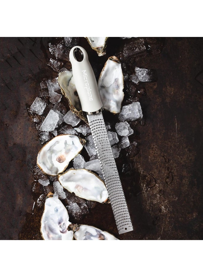 Microplane مبشرة زستر بلون كشمير بيج للفواكه الحمضية، الجبن الصلب، الزنجبيل، الشوكولاتة، جوزة الطيب مع شفرة من الفولاذ المقاوم للصدأ مصنوعة في الولايات المتحدة - Image 3